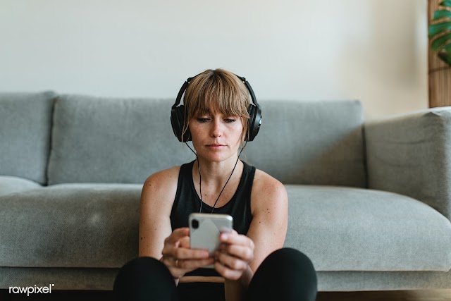 Woman listening to music during coronavirus quarantine | Free  photo - 2328538