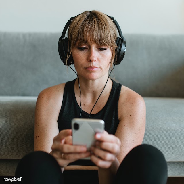 Woman listening to music during coronavirus quarantine | Free  photo - 2328548