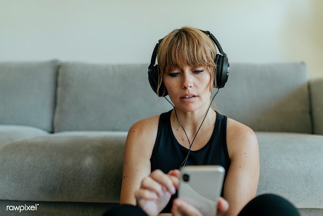 Woman listening to music during coronavirus quarantine | Free  photo - 2329920