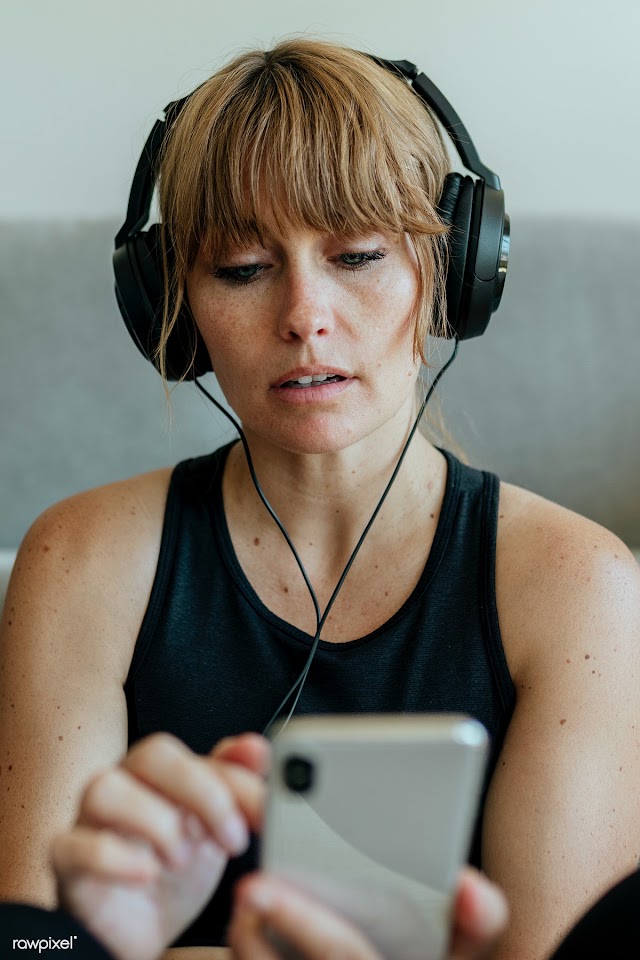 Woman listening to music during coronavirus quarantine | Free  photo - 2329921