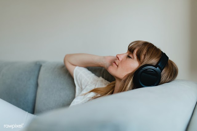 Woman listening to music  during coronavirus quarantine on a couch | Free  photo - 2310152